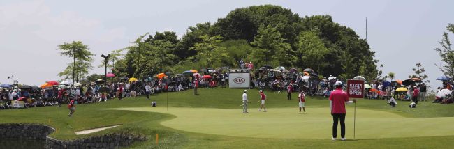10일 9개월의 대장정에 돌입한 2016 한국여자프로골프(KPGA) 투어가 역대 최초로 총상금 200억원을 돌파하며 미국(LPGA) 일본(JLPGA)과 함께 세계 3대 투어로 자리매김했다. 사진은 지난해 6월 열린 기아자동차 한국여자오픈에 많은 갤러리들이 모인 모습.