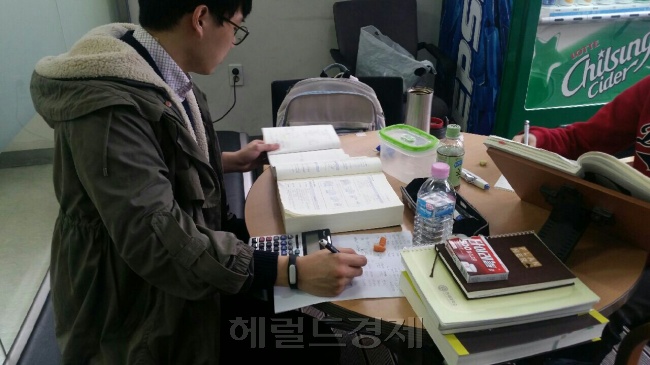 졸업유예를 신청한 뒤 단과대학 도서관 한켠에서 자격증 공부를 하고 있는 고학번 대학생의 모습. 신동윤 기자/realbighead@heraldcorp.com