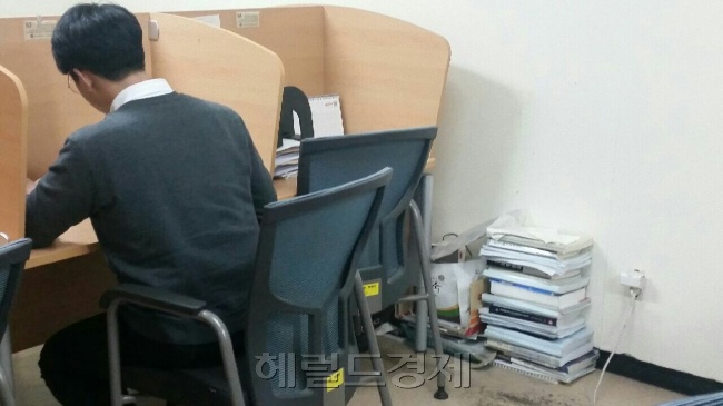 대학교 도서관 구석자리에선 취업을 위한 자격증 공부에 필요한 책을 쌓아둔 '화석선배'들의 흔적을 어렵지 않게 찾을 수 있다. 신동윤 기자/realbighead@heraldcorp.com