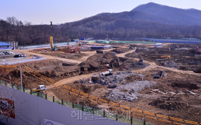 강남구 개포동 ‘개포주공2단지’가 철거된 자리에서 부지 정리작업이 진행 중이다. 여기엔 35층짜리 초고층 아파트가 새로 들어선다. [사진=이상섭 기자/babtong@heraldcorp.com]