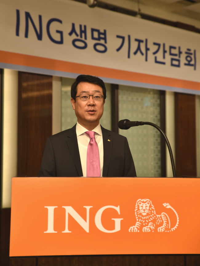 9일 서울 중구 조선호텔에서 열린 기자간담회에서 정문국 ING생명 사장이 고객ㆍ영업 통합관리시스템 ’i-TOM‘을 소개하고 있다.
