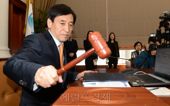이주열 한국은행 총재가 10일 오전 서울 중구 남대문로 한국은행 본관에서 열린 금융통화위원회에 참석해 회의 시작을 알리는 의사봉을 두드리고 있다.이상섭기자.babtong@~~2016.03.10.