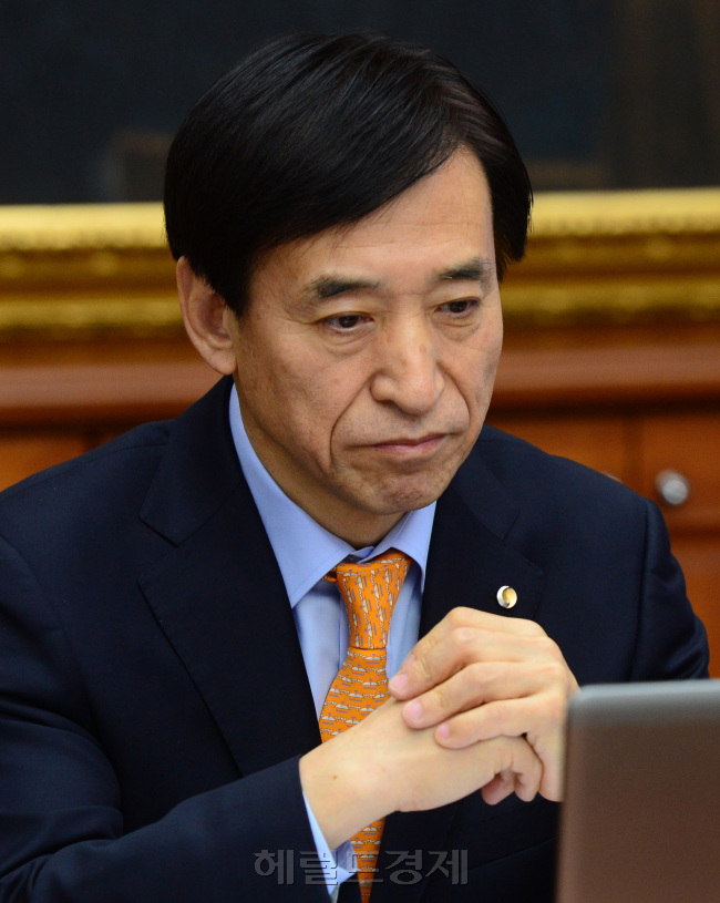 이주열 한국은행 총재가 10일 오전 서울 중구 남대문로 한국은행 본관에서 열린 금융통화위원회에 참석해 생각에 잠겨 있다.이상섭기자.babtong@~~2016.03.10.