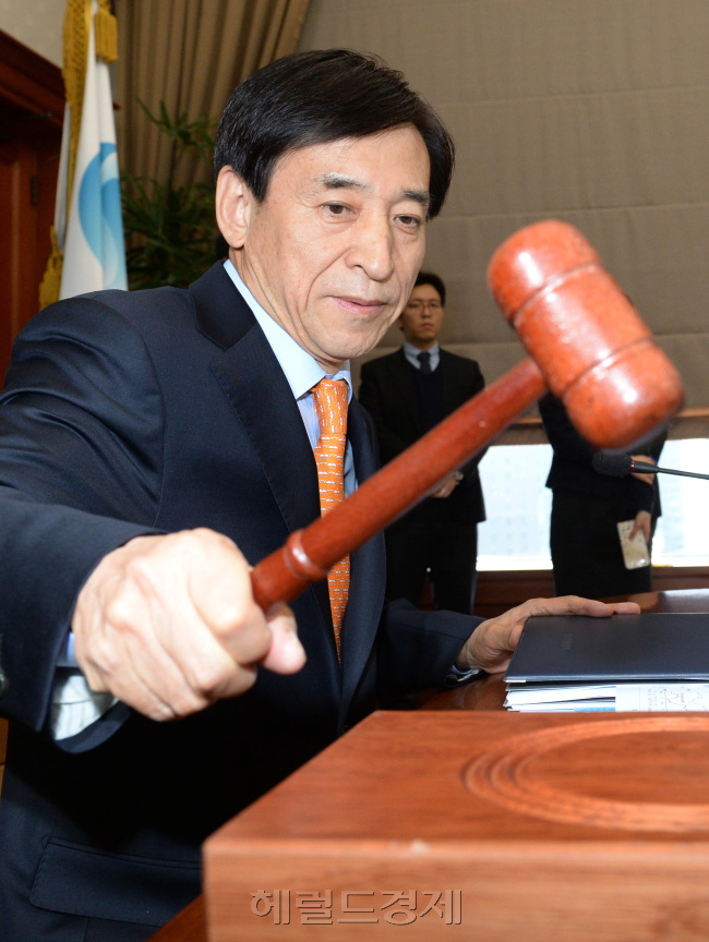 이주열 한국은행 총재가 10일 오전 서울 중구 남대문로 한국은행 본관에서 열린 금융통화위원회에 참석해 회의 시작을 알리는 의사봉을 두드리고 있다. 이상섭기자.babtong@~~2016.03.10.