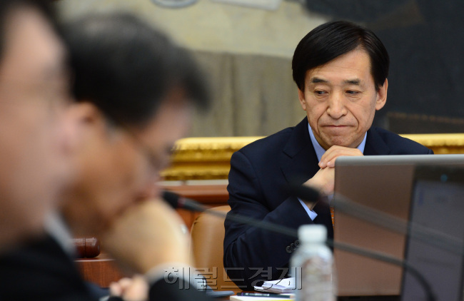 이주열 한국은행 총재가 10일 오전 서울 중구 남대문로 한국은행 본관에서 열린 금융통화위원회에 참석해 생각에 잠겨 있다. [사진=이상섭 기자/babtong@heraldcorp.com]