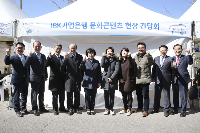영화‘소중한 여인’촬영장에서 IBK기업은행 문화콘텐츠 현장 간담회 기념촬영하고 있는 모습. 왼쪽 세번째부터 신성호 IBK투자증권 사장, 유석하 IBK캐피탈 사장, 권선주 IBK기업은행장, 김미화 제작사‘영화사 소중한’대표이사, 권미정 배급사‘씨네그루’본부장, 최재원 워너브라더스 코리아 대표 등.
사진제공=IBK기업은행