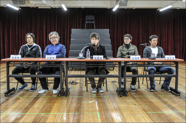 (From left) Actors Park Jung-bok, Lee Chang-gik, director Kim Gwang-bo, writer Oh Se-hyuk and actor Kang Shin-gu speak during a press conference for the upcoming play “Henry IV” at the Sejong Center in Seoul on Wednesday. (Sejong Center)