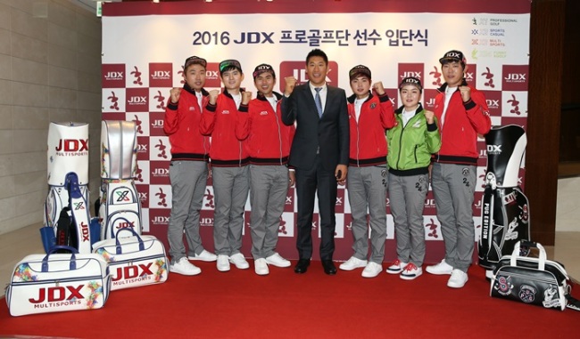 사진 왼쪽부터 박일환, 박준섭, 김도훈, 김한철 대표, 이형준, 이으뜸, 이지훈. 사진=JDX골프단