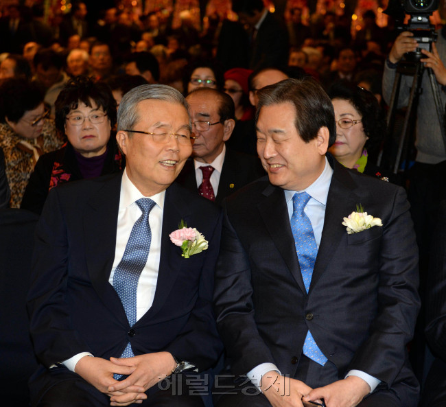 새누리당 김무성 대표와 더불어민주당 김종인 비상대책위 대표가 10일 서울 세종문화회관 세종홀에서 열린 김종필 전 국무총리의 정치인생을 담은 '김종필 증언록' 출판 기념회에 참석해 대화하고 있다.  /안훈 기자 rosedale@heraldcorp.com 2016.03.10