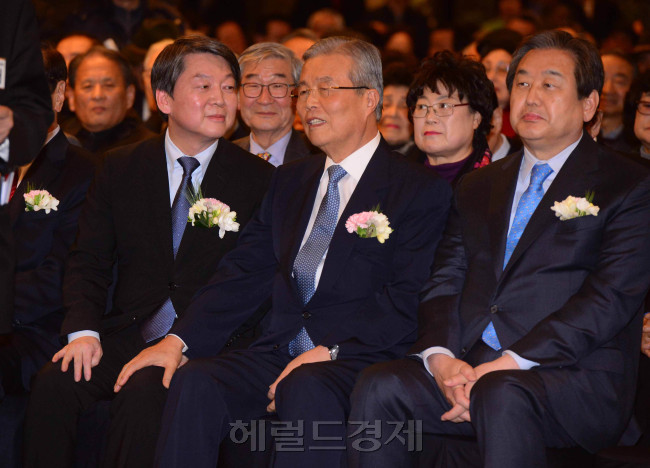 더불어민주당 김종인 비상대책위원회 대표와 국민의당 안철수 공동대표가 10일 서울 세종문화회관 세종홀에서 열린 김종필 전 국무총리의 정치인생을 담은 ‘김종필 증언록’ 출판 기념회에서 대화를 나누고 있다./안훈 기자 rosedale@heraldcorp.com 2016.03.10