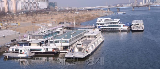 선령노후화로 관광객 안전 위협하는 한강유람선.
정희조 기자/chehco@heraldcorp.com