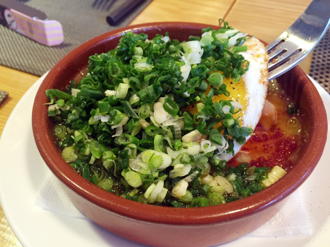 Huevo roto con Chorizo y Patata (Christine Cho)