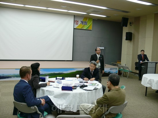 사진설명 : 지난 11일 오후 순천만국가정원 내 국제습지센터 컨퍼런스홀에서 열린 심포지엄에서 스레이순리앙 동아시아람사르 의장이 인사말을 하고 있다. 박대성기자 / parkds@heraldcorp.com