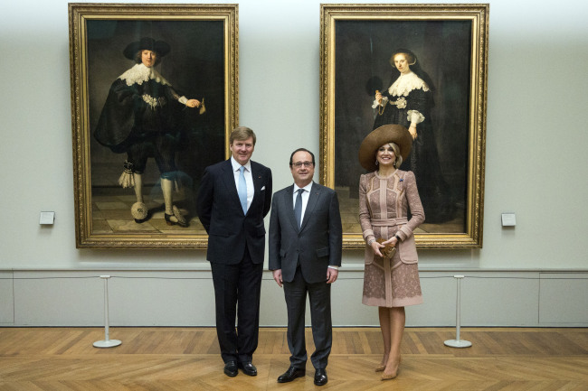 French President Francois Hollande (center), Netherlands’ King Willem-Alexander (left) and Queen Maxima pose next to two of Rembrand’s paintings, the portrait of Marten Soolmans (left), and the portrait of Oopjen Coppit. (AP-Yonhap) 　