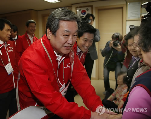 The Saenuri Party’s leader Rep. Kim Moo-sung shakes hands with older voters at a local senior center. Yonhap.