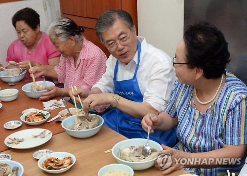 The Minjoo Party’s former leader Rep. Moon Jae-in has dinner with female volunteers at a local senior center. Yonhap