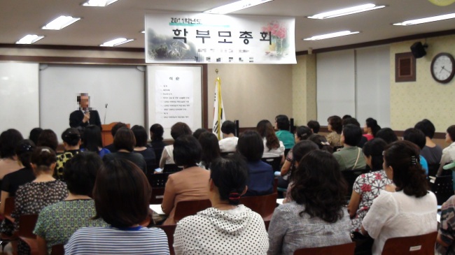 예나 지금이나 치맛바람은 거세다. 누구를 탓할 일도 아니다. 밀리면 끝장이니 이해못할 법도 없다. 3월 새학기, 학부모들은 아이를 위해 올인한다. 반장도 스펙이다. SNS는 워킹맘의 새로운 소통 수단이다. 학교는 전업맘의 전유물이 아니다. 사진은 학부모 총회 모습(기사와 관련없음).