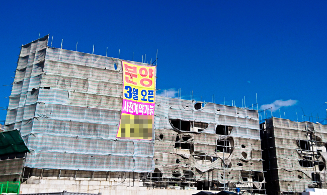 올해도 서울 외곽과 수도권에서 집들이를 시작하는 빌라들이 많다. 공급과잉 우려를 제기되지만, 여전히 수요자가 많아 가격조정 가능성이 낮다는 것이 현장의 이야기다. 사진은 분양을 앞둔 경기도의 한 빌라 단지 모습. [사진=헤럴드경제DB]