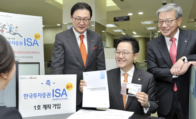 ISA(개인종합자산관리계좌) 1호고객은 강석훈 국회의원이 됐다.  황영기 한국금융투자협회 회장과 유상호 한국투자증권 대표이사는 ISA출시를 기념해 한국투자증권 여의도 본점 객장에서 1호 가입 고객인 강석훈 국회의원과 함께 가입 행사를 개최했다.사진 왼쪽부터 유상호 한국투자증권 대표, 강석훈 국회의원, 황영기 한국금융투자협회 회장 [사진제공=한국금융투자협회]