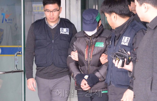 14일 오후 신원영군 학대 사망사건의 주요 용의자인 친부 신모씨와 계모 김모씨가 현장 검증을 위해 경기 평택경찰서를 나서고 있다. 정희조 기자/checho@heraldcorp.com