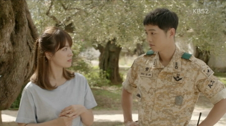 Song Hye-kyo (left) and Song Joong-ki star in KBS2 TV drama series “Descendants of the Sun.” (KBS)