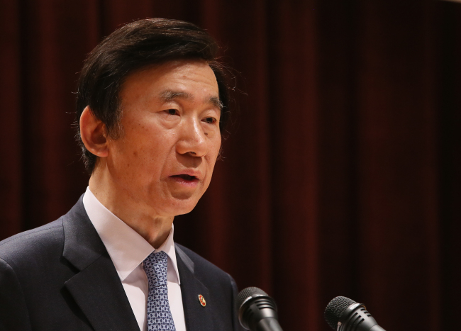 Foreign Minister Yun Byung-se delivers his opening address during an annual meeting of chiefs of overseas diplomatic missions at the ministry's headquarters in Seoul on Monday. (Yonhap)