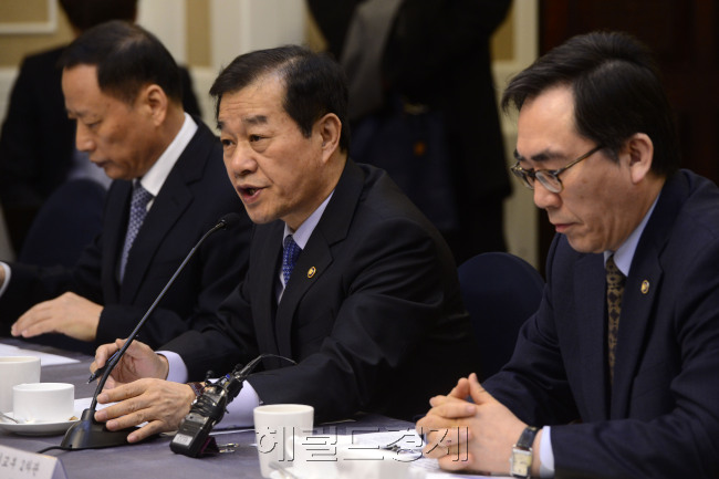 15일 오전 서울 여의도 국회 귀빈식당에서 안보상황 점검 긴급당정협의가 열린 가운데 황인무 국방부 차관이 발언하고 있다. 박해묵 기자/mook@heraldcorp.com