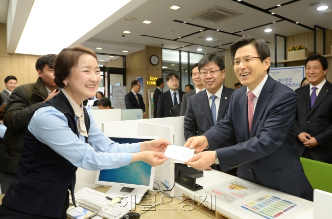 황교안(맨 오른쪽)국무총리가 지난 14일 NH농협은행 대전중앙지점을 방문해 ISA에 가입했다. 황 국무총리는 이날 오전 대전시와 미래창조과학부, 고용노동부 등이 공동으로 주최한 대전ㆍ충남 우수기업 채용박람회에 참석 후 ISA의 대국민 홍보를 위해 농협은행 영업점을 전격 방문했다. 황 국무총리는“ISA는 저금리·고령화 시대에 국민 재산증식을 위해 필요한 새로운 금융서비스로  중요한 금융개혁 과제의 하나”라며,“ISA 같은 좋은 취지의 서비스도 소비자들이 불편하고 알지못하면 소용이 없으므로 소비자들에게 상품내용을 충분히 설명하는 등소비자 입장에서 철저히 준비하고 좋은 제도를 적극 알려야 한다”고 당부했다.  황혜진 기자/hhj6386@heraldcorp.com
