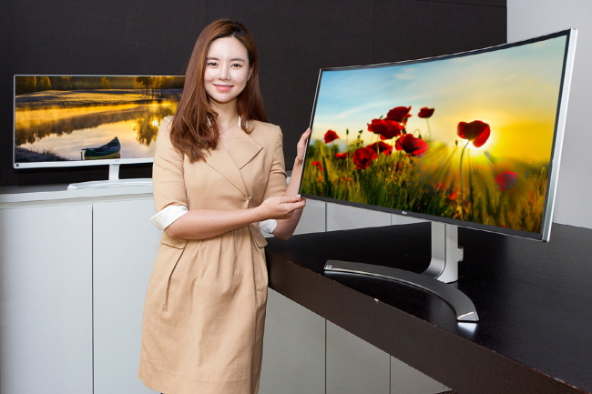 LG전자는 15일 34인치 LG 곡면 울트라와이드 모니터 예약판매를 시작한 데 이어, 평면형 34인치 및 29인치 LG 울트라와이드 모니터 2종도 출시 예정이라고 밝혔다. 이로써 LG전자는 총 10개 모델의 21:9 화면비 모니터를 갖추며, 소비자의 선택폭을 넓혔다. 21:9 화면비 모니터는 세계 모니터 시장의 새로운 성장 동력으로 떠오르고 있는 제품군이다.