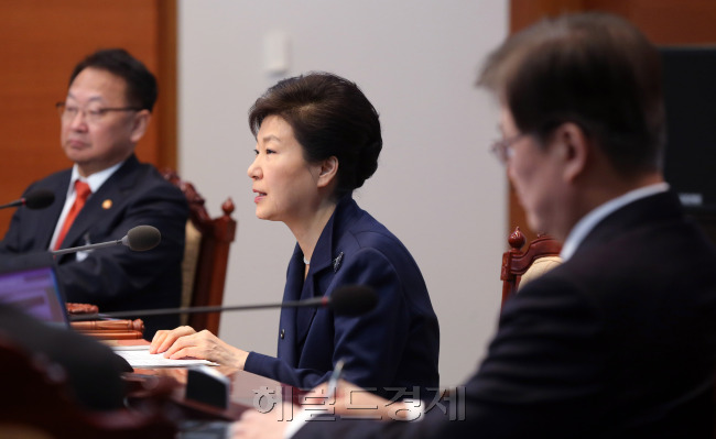 박근혜 대통령이 15일 청와대에서 열린 제11회 국무회의(영상)에서 모두발언을 하고 있다. / 안훈 기자 rosedale@heraldcorp.com 2016.03.15