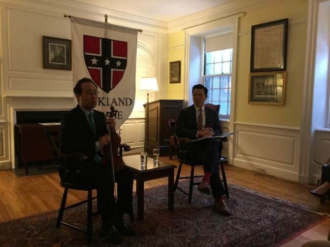 Violinist and human rights activist Won Hyung-joon speaks to students and faculty members at Harvard University in Boston on Feb. 10. (Joseph Choe/Harvard Political Review)