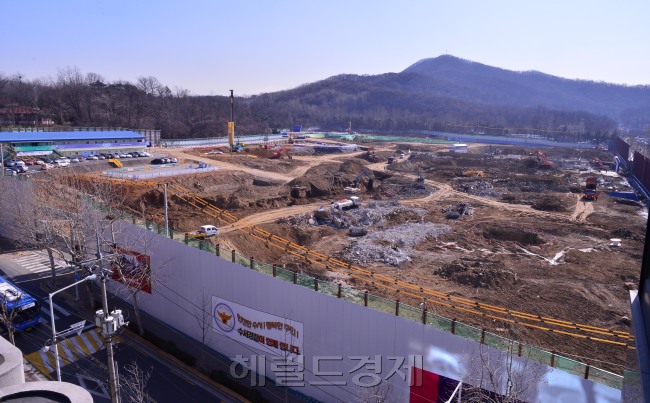 학군에 따라 집값이 출렁인다. 사진은 삼성물산 래미안 블레스티지가 들어설 개포주공 2단지 개발 모습. 이상섭 기자/babtong@heraldcorp.com