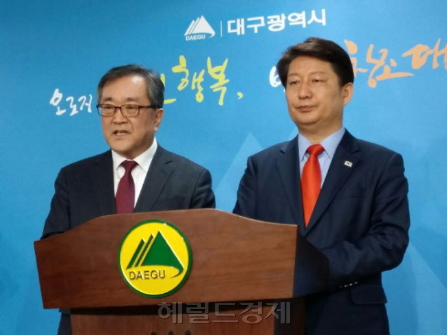 사진설명:권영진 대구시장과 김태일 2·18안전문화재단 이사장이 15일 대구시청에서 기자회견을 열고 있다.[사진=김병진 기자]