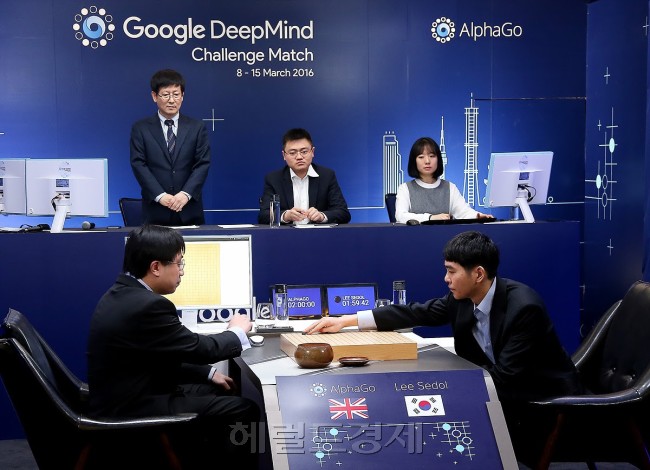 인공지능 알파고와 이세돌 9단의 바둑대결 장면. 이번 역사적 바둑대결을 인공지능에 대한 연구개발과 투자 확대의 계기로 삼아 신성장동력으로 삼고, 제4차 산업혁명을 주도해야 한다는 지적이다. [사진=헤럴드경제 DB]