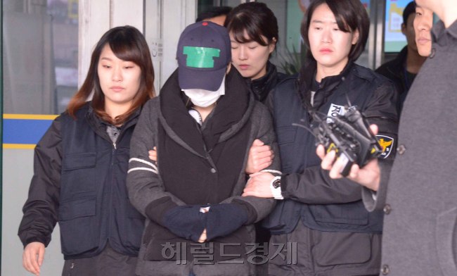 경찰은 16일 오전 신원영군을 화장실에 감금하고 락스와 찬물을 끼얹는 등 학대해 죽음에 이르게 한 계모 김씨와 친부 신씨에게 ‘부작위에 의한 살인죄’를 적용해 검찰에 송치했다.  평택=정희조 기자/checho@heraldcorp.com