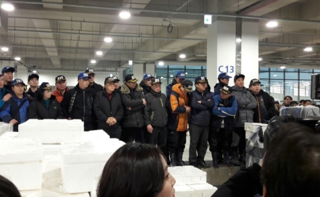 16일 오전 노량진 수산시장 현대화 건물에서 첫 경매가 실시되고 있다. 배두헌ㆍ이은지 기자/badhoney@heraldcorp.com
16일 오전 노량진 수산시장 현대화 건물에서 첫 경매가 실시되고 있다. 배두헌ㆍ이은지 기자/badhoney@heraldcorp.com