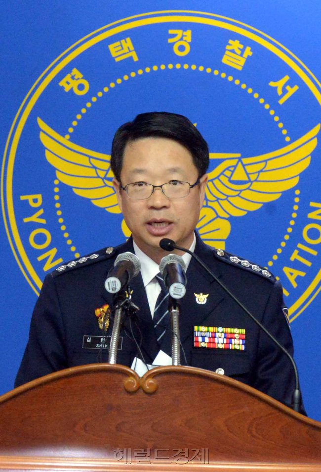 경찰은 16일 오전 신원영군을 화장실에 감금하고 락스와 찬물을 끼얹는 등 학대해 죽음에 이르게 한 계모 김씨와 친부 신씨에게 ‘부작위에 의한 살인죄’를 적용해 검찰에 송치했다.  평택=정희조 기자/checho@heraldcorp.com