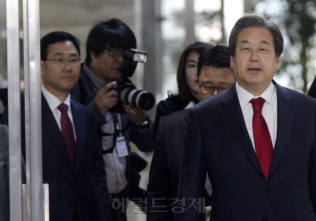 16일 오전 서울 여의도 국회에서 새누리당 최고위원회의가 비공개로 열린 가운데 김무성 대표가 공천탈락된 주호영 의원과 이야기를 나눈 뒤 당 대표실로 이동하고 있다. 박해묵 기자/mook@heraldcorp.com