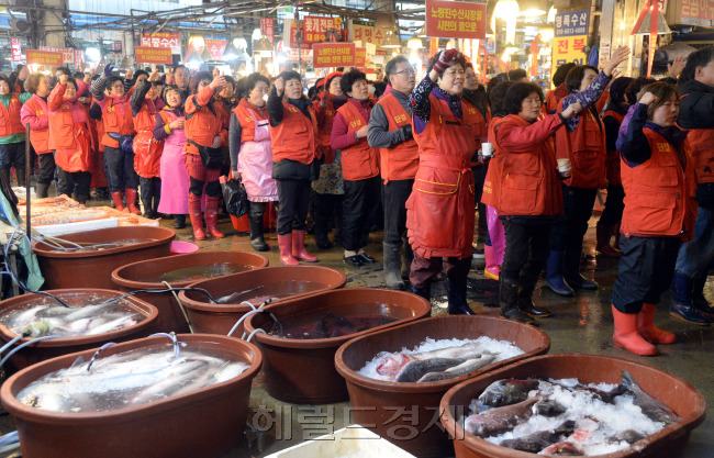 16일 오전 현대화 건물 입주를 반대하는 노량진 수산시장 상인이 “좁아진 면적, 높은 임대료 해결해 달라”며 집회를 하고 있다. 박현구 기자/phko@heraldcorp.com