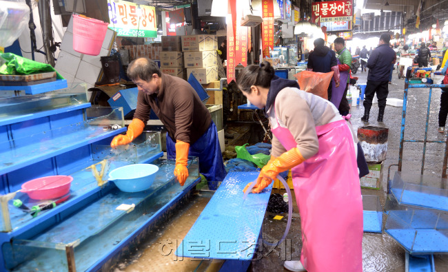 현대화 건물로 입주준비하는 수산시장 상인들. 박현구 기자/phko@heraldcorp.com