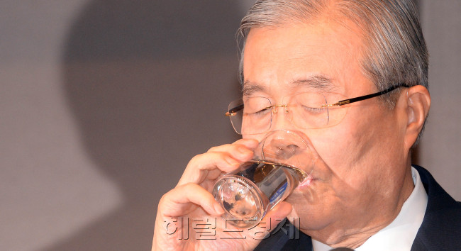 김종인 더불어민주당 비상대책위원회 대표가 16일 오전 서울 중구 한국프레스센타 국제회의장에서 열린 관훈토론회에서 기조발언을 하기 전 물을 마시고  있다. 안훈 기자/rosedale@heraldcorp.com