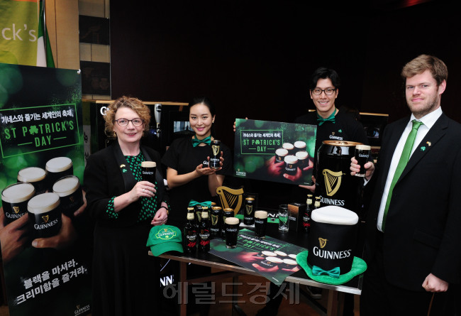 사진 설명 : 지난 15일 남산 그랜드 하얏트호텔에서 열린 아일랜드 최대 축제 ‘성패트릭데이(St. Patrick’s Day)’ 기념 행사에서 앙엘 오도노휴(Aingeal O’Donoghueㆍ맨 왼쪽) 주한아일랜드대사와 데이비드 머피(David Murphyㆍ맨 오른쪽) 부대사가 아일랜드를 대표하는 맥주 ‘기네스’를 들고 활짝 웃고 있다. [디아지오코리아 제공]