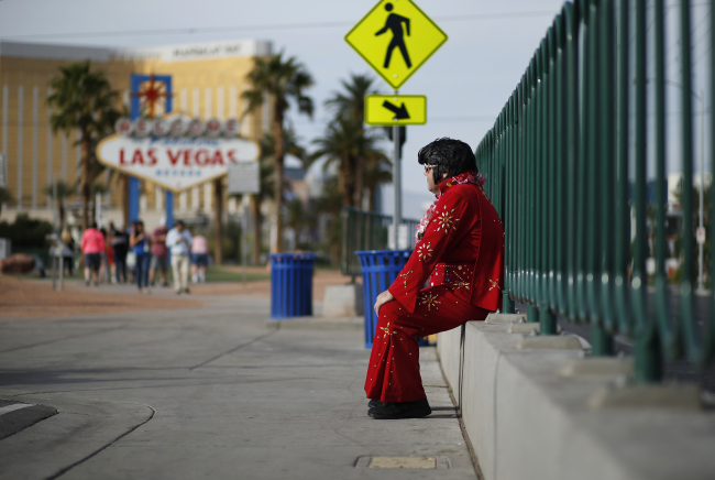 Ted Payne rests as he works for tips dressed as Elvis at the “Welcome to Las Vegas” sign in Las Vegas, on March 3. (AP-Yonhap)