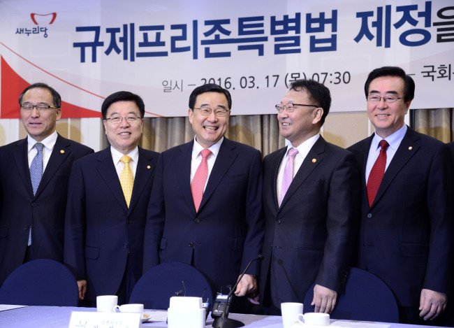 17일 오전 서울 여의도 국회 귀빈식당에서 규제프리존 특별법 제정을 위한 당정협의가 열린 가운데 김정훈 새누리당 정책위의장과 유일호 경제부총리 겸 기획재정부 장관을 비롯한 참석자들이 포토세션을 가지고 있다. 박해묵 기자/mook@heraldcorp.com
17일 오전 서울 여의도 국회 귀빈식당에서 규제프리존 특별법 제정을 위한 당정협의가 열린 가운데 김정훈 새누리당 정책위의장과 유일호 경제부총리 겸 기획재정부 장관을 비롯한 참석자들이 포토세션을 가지고 있다. 박해묵 기자/mook@heraldcorp.com