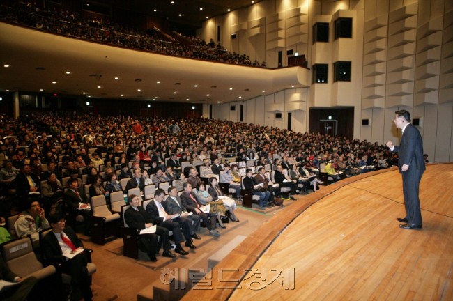 사진은 관악갤러리 입구와 인문학 강의를 듣는 구민들. [사진=헤럴드DB]