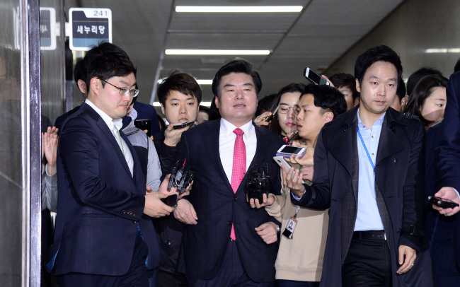 17일 오전 새누리당 최고위원회의가 취소된 가운데 원유철 원내대표가 국회 새누리당 원내대표실에서 열리는 친박성향의 최고위원들의 긴급간담회에 참석하며 취재진의 질문을 받고 있다. 박해묵 기자/mook@heraldcorp.com