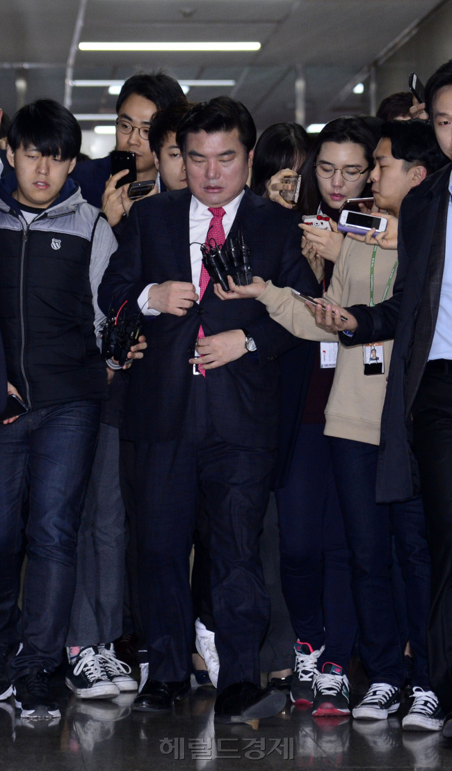 17일 오전 새누리당 최고위원회의가 취소된 가운데 원유철 원내대표가 국회 새누리당 원내대표실에서 열리는 친박성향의 최고위원들의 긴급간담회에 참석하며 취재진의 질문을 받고 있다. 박해묵 기자/mook@heraldcorp.com