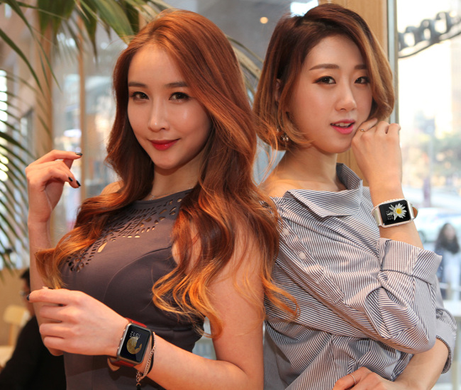 SK텔레콤의‘루나워치’는 패션 아이템도 다양하다. 22mm 표준 사이즈로 일반 시계줄과 교체 가능한 총 16종의 스트랩을 지원하고 판매는 그레이, 화이트 색상 기본 2종이다. [사진제공=SK텔레콤]