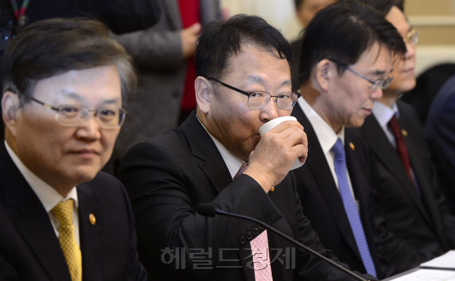 서울 여의도 국회 귀빈식당에서 17일 열린‘ 규제프리존특별법 제정을 위한 당정협의’에 참석한 유일호 경제부총리 겸 기획재정부 장관(왼쪽두번째)이 물을 마시고 있다. 왼쪽은 최양희 미래창조과학부 장관. 박해묵 기자/mook@heraldcorp.com