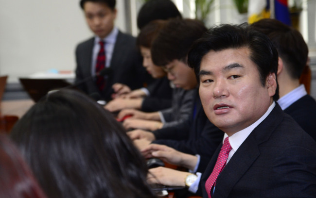 17일 오전 새누리당 최고위원회의가 취소되고 친박성향의 최고위원들이 당 원내대표실에서 긴급간담회를 가진 가운데 원유철 원내대표가 기자간담회에서  "김무성 대표의 개인 발언으로 당 혼란을 초래 했다"라고 밝히고 있다. 박해묵 기자/mook@heraldcorp.com